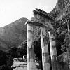 crop La tholos d'Athena Pronaia.jpg
